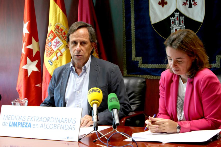 Rueda de Prensa Medidas de Limpieza - Imagen de un momento de la rueda de presa del alcalde García de Vinuesa presentando las Medidas de Limpieza.