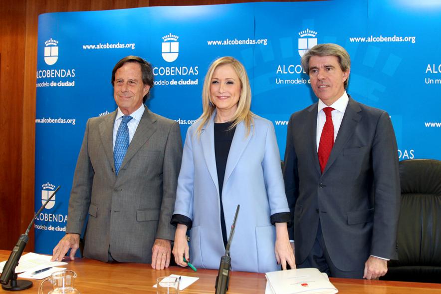 Rueda de Prensa del Consejo de Gobierno de la Comunidad de Madrid - Imagen de la presidenta de la Comunidad Cristina Cifuentes, el alcalde de Alcobendas García de Vinuesa y otra persona.
