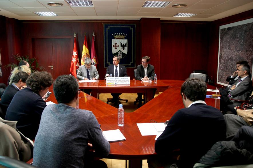 Rueda de Prensa Ayuntamiento - EOI - Imagen vista genral de la mesa redonda.