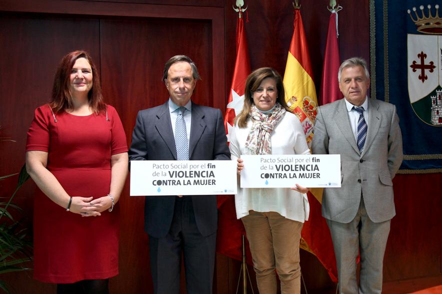 Rueda de Prensa Pacto Violencia de Género  - Las autoridades con el cartel del acto.