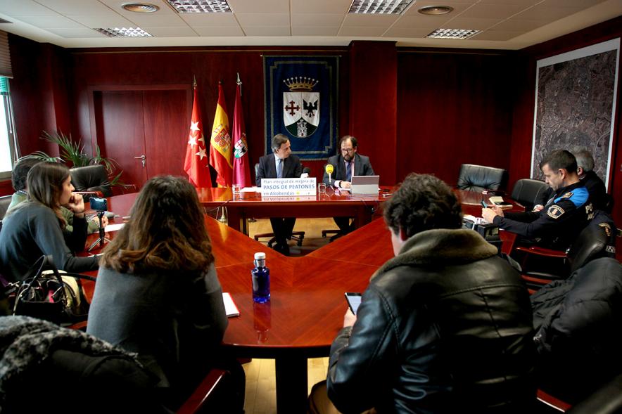 Rueda de Prensa Presentación Plan Pasos de Peatones - Imagen vista general del alcalde García de Vinuesa y otra autoridad presidiendo la rueda de prensa.