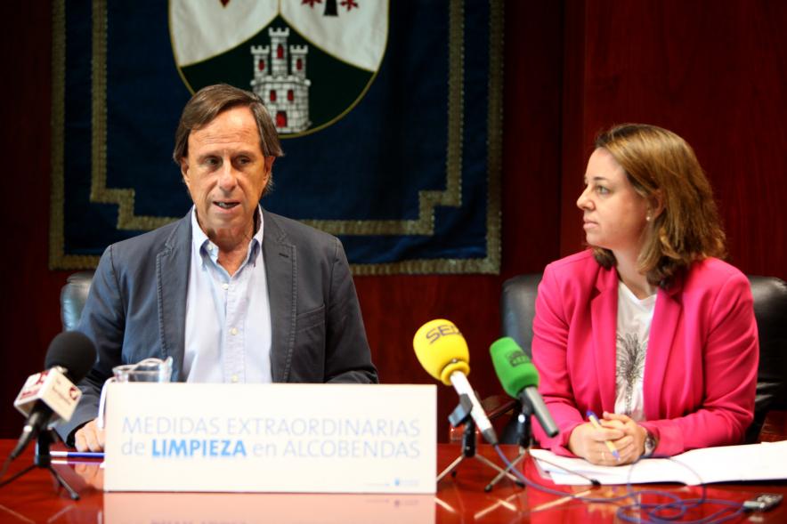 Rueda de Prensa Medidas de Limpieza - Imagen de un momento de la rueda de prensa del alcalde García de Vinuesa presentando las Medidas de Limpieza.