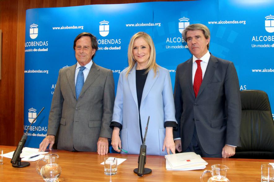 Rueda de Prensa del Consejo de Gobierno de la Comunidad de Madrid - Imagen de la presidenta de la Comunidad Cristina Cifuentes, el alcalde de Alcobendas García de Vinuesa y otra persona.