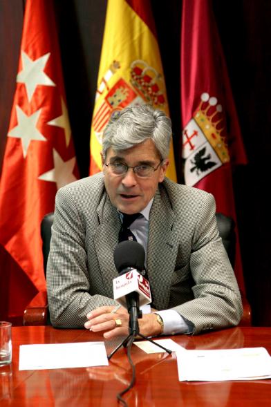 Rueda de Prensa Ayuntamiento - EOI - Imagen de una persona dirigiéndose al público.