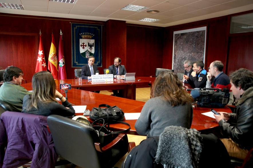 Rueda de Prensa Presentación Plan Pasos de Peatones - Imagen del alcalde García de Vinuesa y otra autoridad presidiendo la rueda de prensa.