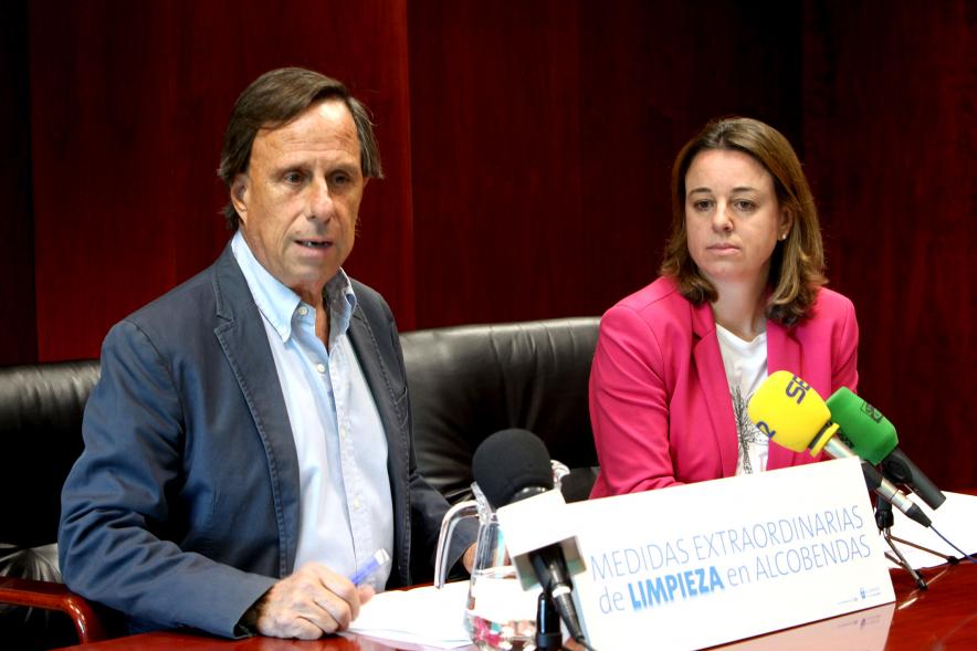 Rueda de Prensa Medidas de Limpieza - Imagen de un momento de la rueda de presa del alcalde García de Vinuesa presentando las Medidas de Limpieza.