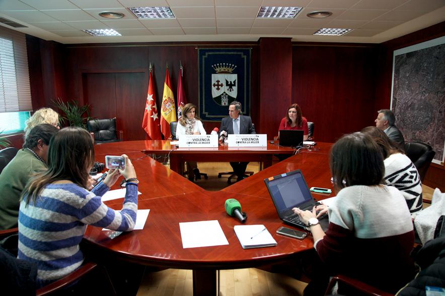 Rueda de Prensa Pacto Violencia de Género - El alcalde con la prensa.