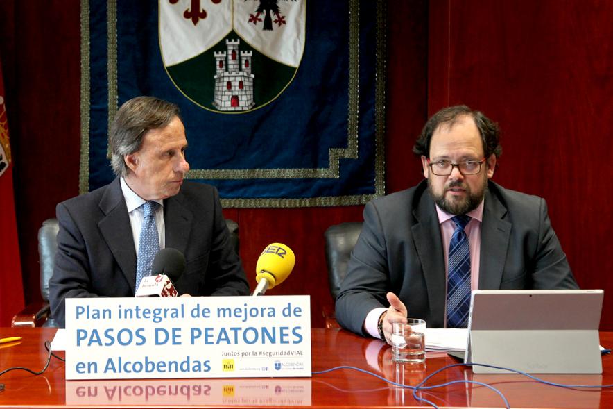 Rueda de Prensa Presentación Plan Pasos de Peatones -  Imagen del alcalde García de Vinuesa y otra autoridad presidiendo la rueda de prensa.
