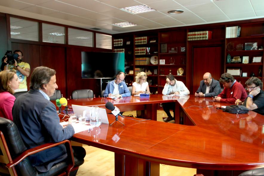 Rueda de Prensa Medidas de Limpieza - Imagen de un momento de la rueda de presa del alcalde García de Vinuesa presentando las Medidas de Limpieza.