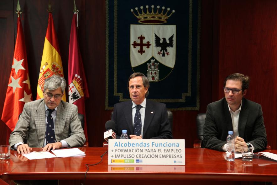 Rueda de Prensa Ayuntamiento - EOI - Imagen del alcalde García de Vinuesa y otros componentes de la mesa redonda.