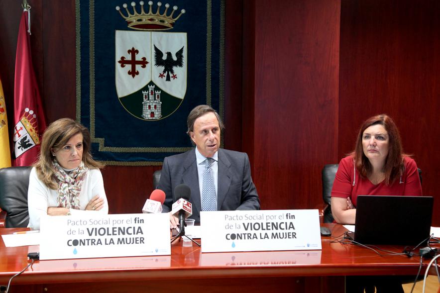 Rueda de Prensa Pacto Violencia de Género -El alcalde hablando. 
