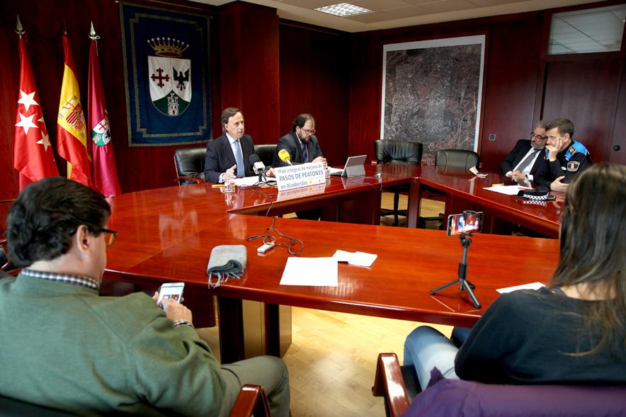 Rueda de Prensa Presentación Plan Pasos de Peatones -  Imagen del alcalde García de Vinuesa y otra autoridad presidiendo la rueda de prensa.