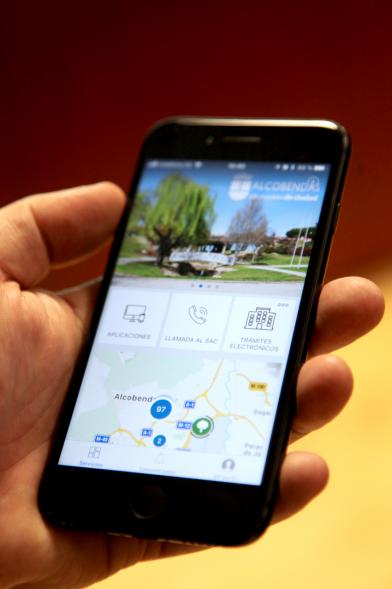 Rueda de Prensa Presentación Nueva App Alcobendas - Imagen de la pantalla de in teléfono móvil donde vemos la nueva app de Alcobendas.