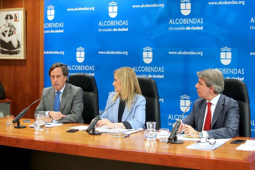Rueda de Prensa del Consejo de Gobierno de la Comunidad de Madrid - Imagen de la presidenta de la Comunidad Cristina Cifuentes, el alcalde de Alcobendas García de Vinuesa y otra persona.