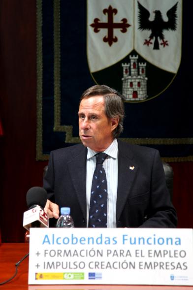 Rueda de Prensa Ayuntamiento - EOI - Imagen del alcalde García de Vinuesa.