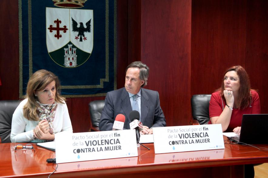 Rueda de Prensa Pacto Violencia de Género - Las autoridades explicando.