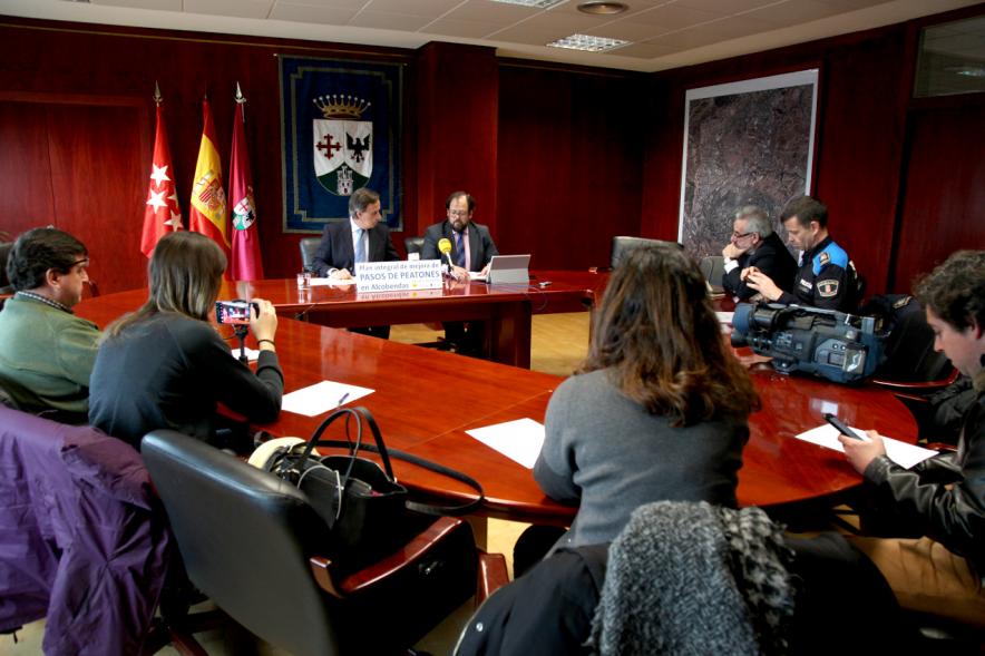 Rueda de Prensa Presentación Plan Pasos de Peatones - Imagen vista general del alcalde García de Vinuesa y otra autoridad presidiendo la rueda de prensa.