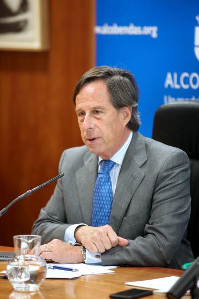 Rueda de Prensa del Consejo de Gobierno de la Comunidad de Madrid - Imagen del alcalde de Alcobendas García de Vinuesa.