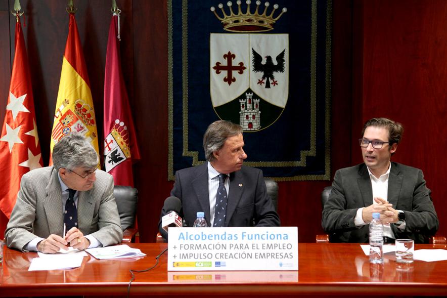 Rueda de Prensa Ayuntamiento - EOI - Imagen del alcalde García de Vinuesa y otros componentes de la mesa redonda.