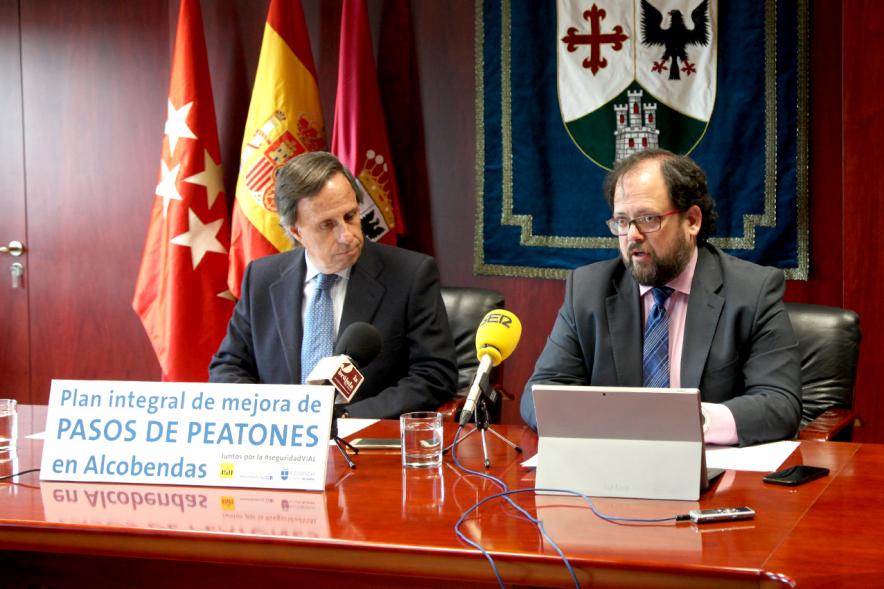 Rueda de Prensa Presentación Plan Pasos de Peatones -  Imagen del alcalde García de Vinuesa y otra autoridad presidiendo la rueda de prensa.