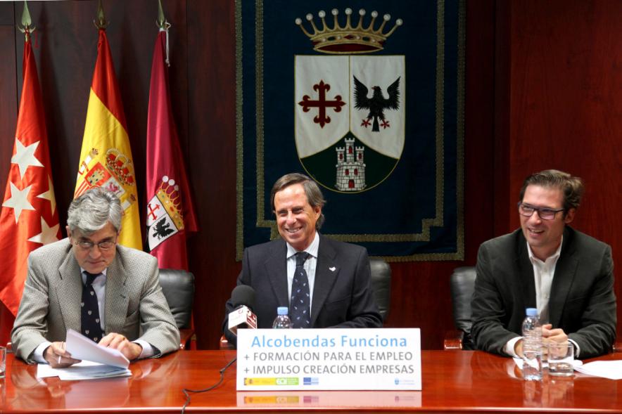 Rueda de Prensa Ayuntamiento - EOI - Imagen del alcalde García de Vinuesa y otros componentes de la mesa redonda.