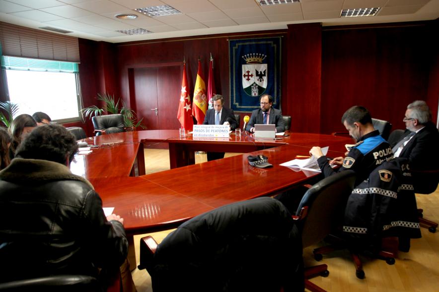 Rueda de Prensa Presentación Plan Pasos de Peatones - Imagen vista general del alcalde García de Vinuesa y otra autoridad presidiendo la rueda de prensa.