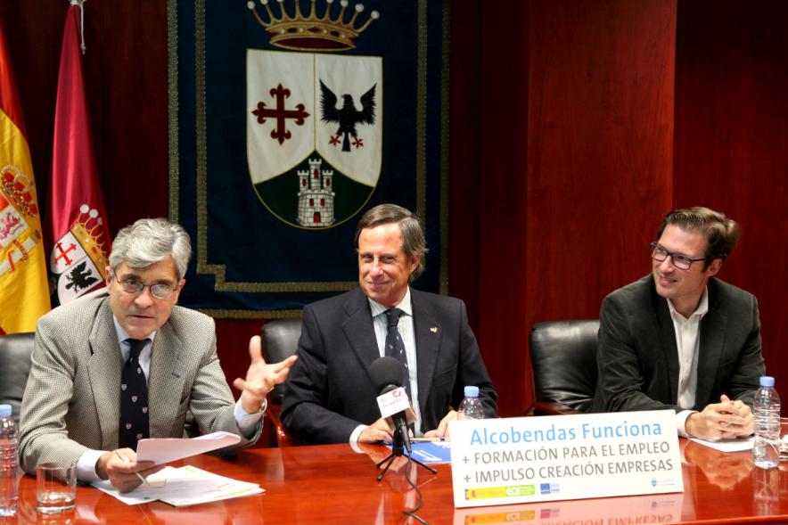 Rueda de Prensa Ayuntamiento - EOI - Imagen del alcalde García de Vinuesa y otros componentes de la mesa redonda.