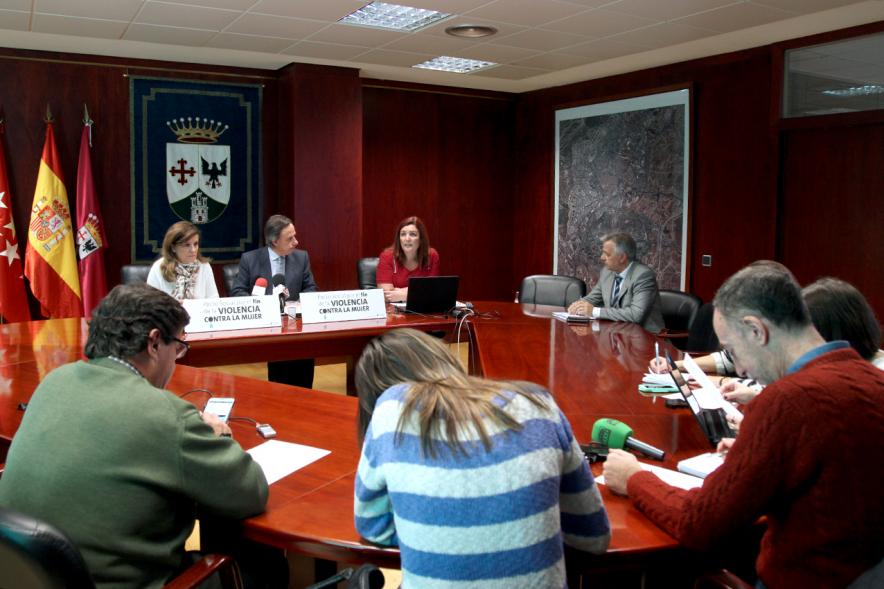 Rueda de Prensa Pacto Violencia de Género - Las autoridades rodeados de periodistas.