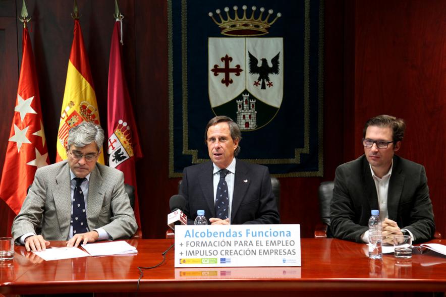 Rueda de Prensa Ayuntamiento - EOI - Imagen del alcalde García de Vinuesa y otros componentes de la mesa redonda.