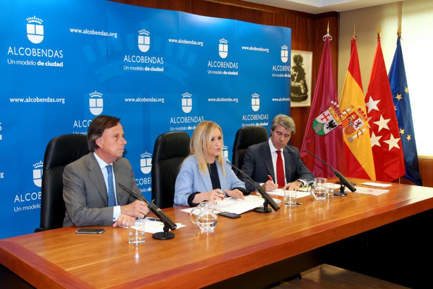 Rueda de Prensa del Consejo de Gobierno de la Comunidad de Madrid - Imagen de la presidenta de la Comunidad Cristina Cifuentes, el alcalde de Alcobendas García de Vinuesa y otra persona.
