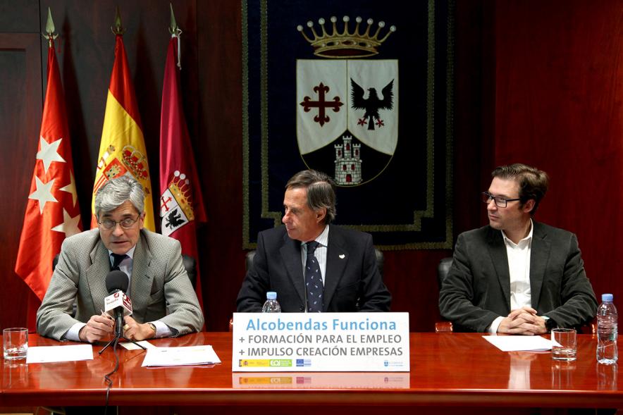 Rueda de Prensa Ayuntamiento - EOI - Imagen del alcalde García de Vinuesa y otros componentes de la mesa redonda.