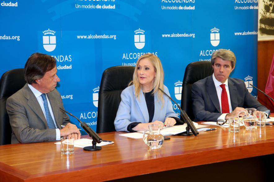 Rueda de Prensa del Consejo de Gobierno de la Comunidad de Madrid - Imagen de la presidenta de la Comunidad Cristina Cifuentes, el alcalde de Alcobendas García de Vinuesa y otra persona.