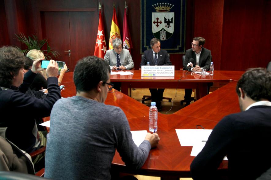 Rueda de Prensa Ayuntamiento - EOI - Imagen vista genral de la mesa redonda.