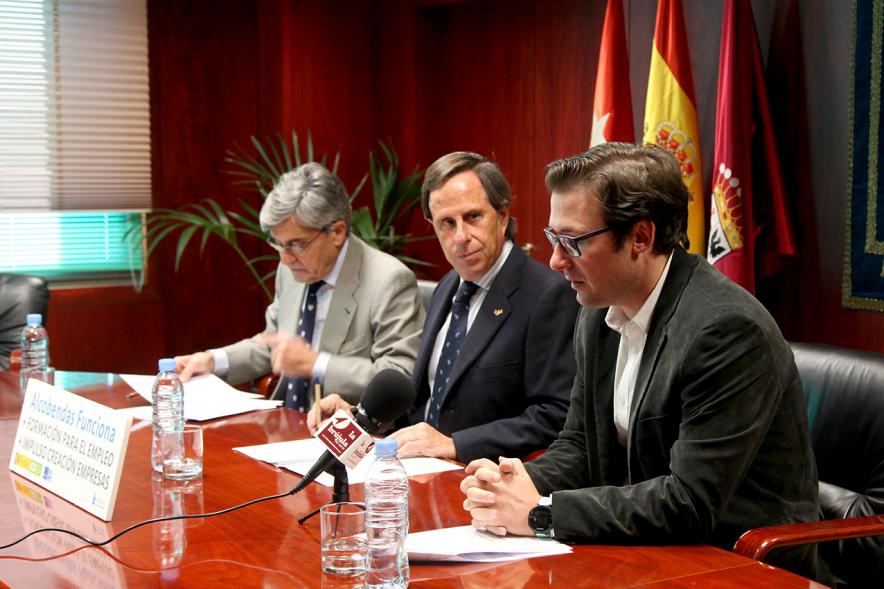 Rueda de Prensa Ayuntamiento - EOI - Imagen del alcalde García de Vinuesa y otros componentes de la mesa redonda.