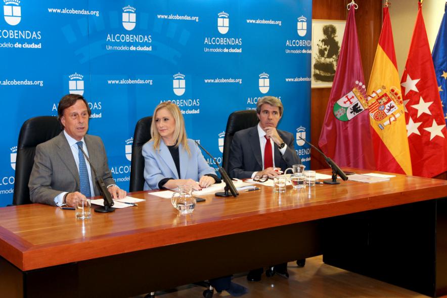 Rueda de Prensa del Consejo de Gobierno de la Comunidad de Madrid - Imagen de la presidenta de la Comunidad Cristina Cifuentes, el alcalde de Alcobendas García de Vinuesa y otra persona.