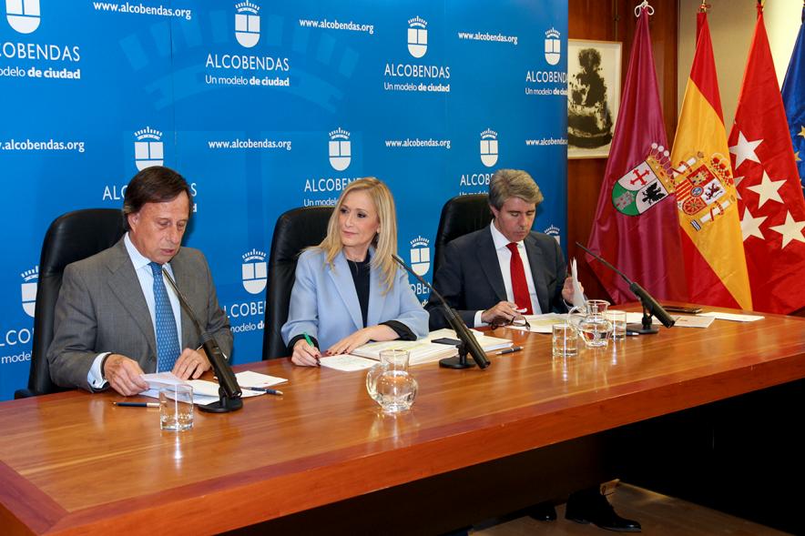 Rueda de Prensa del Consejo de Gobierno de la Comunidad de Madrid - Imagen de la presidenta de la Comunidad Cristina Cifuentes, el alcalde de Alcobendas García de Vinuesa y otra persona.