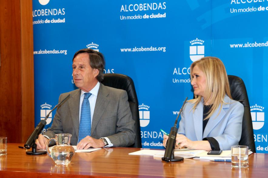 Rueda de Prensa del Consejo de Gobierno de la Comunidad de Madrid - Imagen de la presidenta de la Comunidad Cristina Cifuentes y  el alcalde de Alcobendas García de Vinuesa .