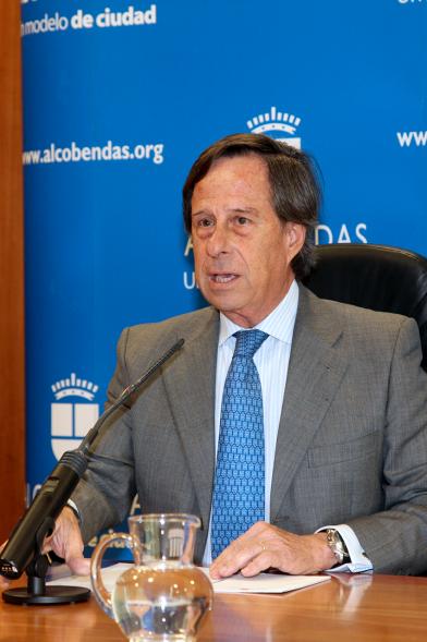 Rueda de Prensa del Consejo de Gobierno de la Comunidad de Madrid - Imagen del alcalde de Alcobendas García de Vinuesa.