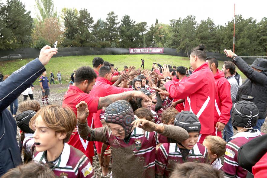 Encuentro de la Selección de Rugby de Tonga con las Escuelas de Rugby - Imagen miembros de la selección de Tonga con niños de las escuelas de rugby.