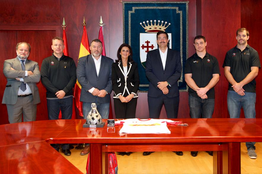 Recepción Selección Nacional de Rugby de Canadá - Imagen de la selección de Rugby de Canadá y autoridades en el salón del ayuntamiento.
