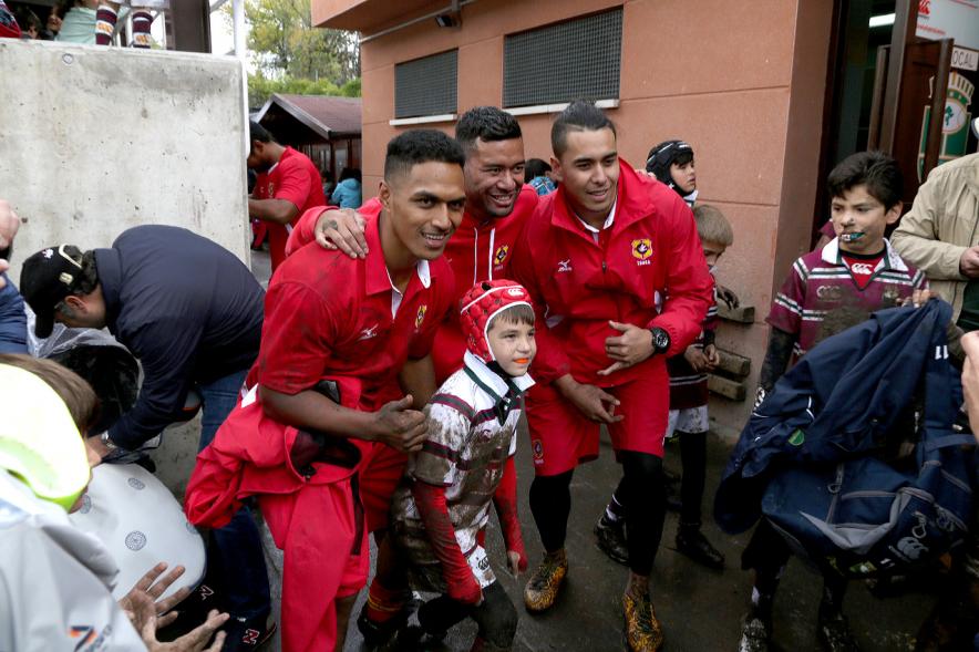Encuentro de la Selección de Rugby de Tonga con las Escuelas de Rugby - Imagen miembros de la selección de Tonga con niños de las escuelas de rugby.