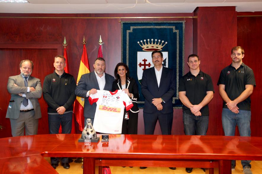 Recepción Selección Nacional de Rugby de Canadá - Imagen entrega de la camiseta de la selección de Rugby de Canadá a las autoridades en el salón del ayuntamiento.