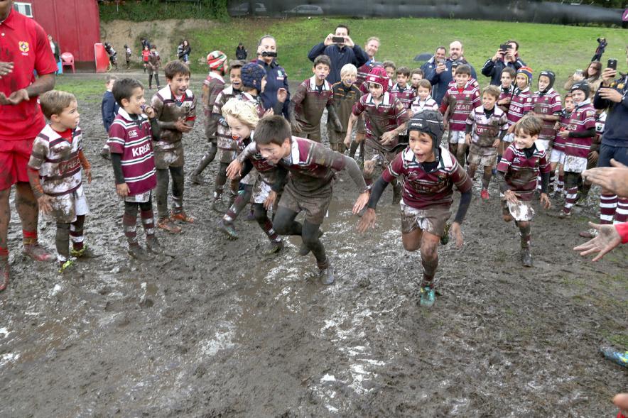 Encuentro de la Selección de Rugby de Tonga con las Escuelas de Rugby - Imagen de los niños de la escuela de rugby embarrados.