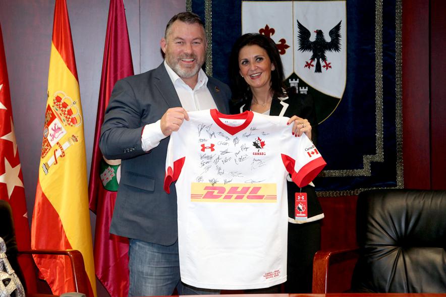 Recepción Selección Nacional de Rugby de Canadá - Imagen entrega de la camiseta de la selección de Rugby de Canadá.