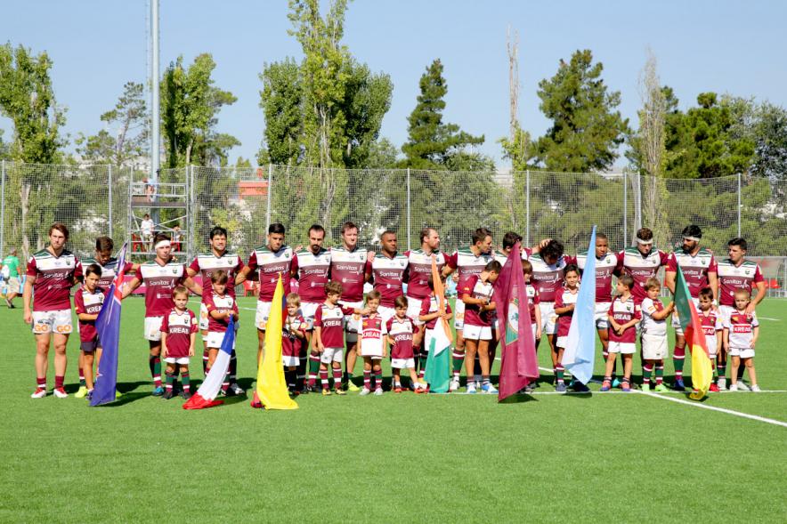Inauguración Campo de las Terrazas - Partido Liga Heineken División de Honor Alcobendas - Independiente Santander - Imagen del comienzo del partido, presentación del equipo de Alcobendas en el centro del campo.