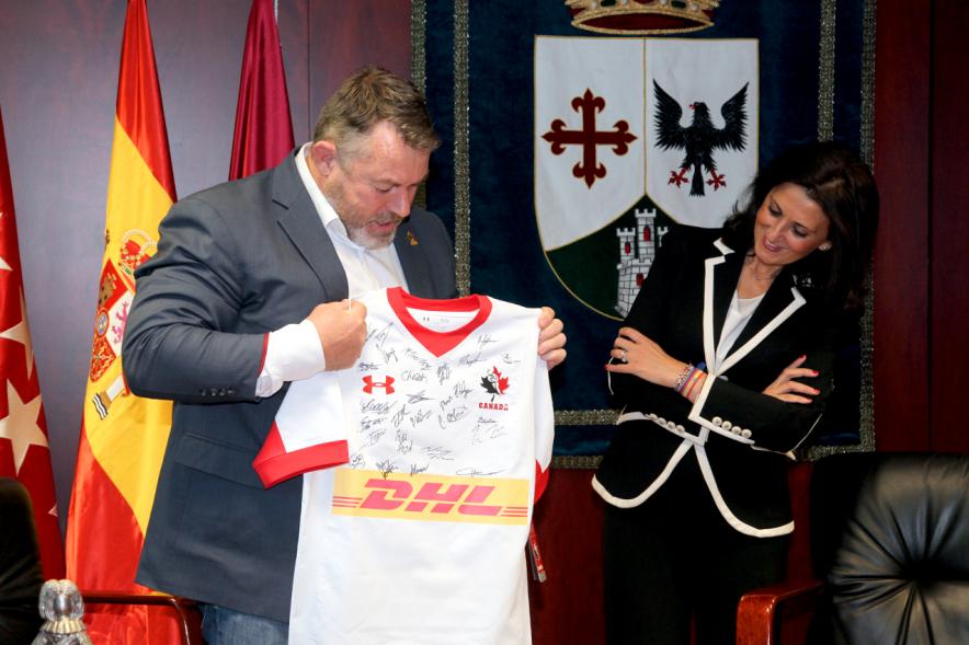 Recepción Selección Nacional de Rugby de Canadá - Imagen entrega de la camiseta de la selección de Rugby de Canadá.