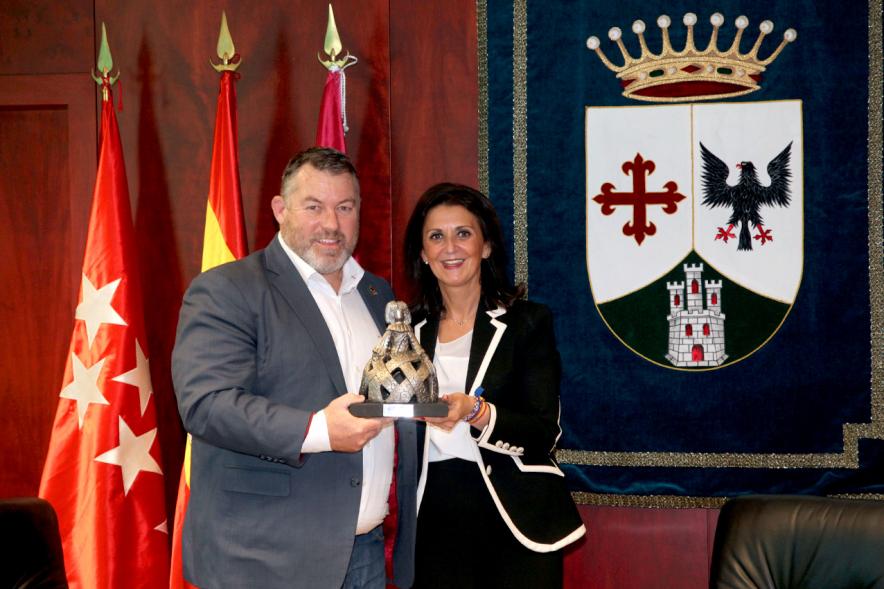 Recepción Selección Nacional de Rugby de Canadá - Imagen entrega del trofeo de la Menina a la selección de Rugby de Canadá.