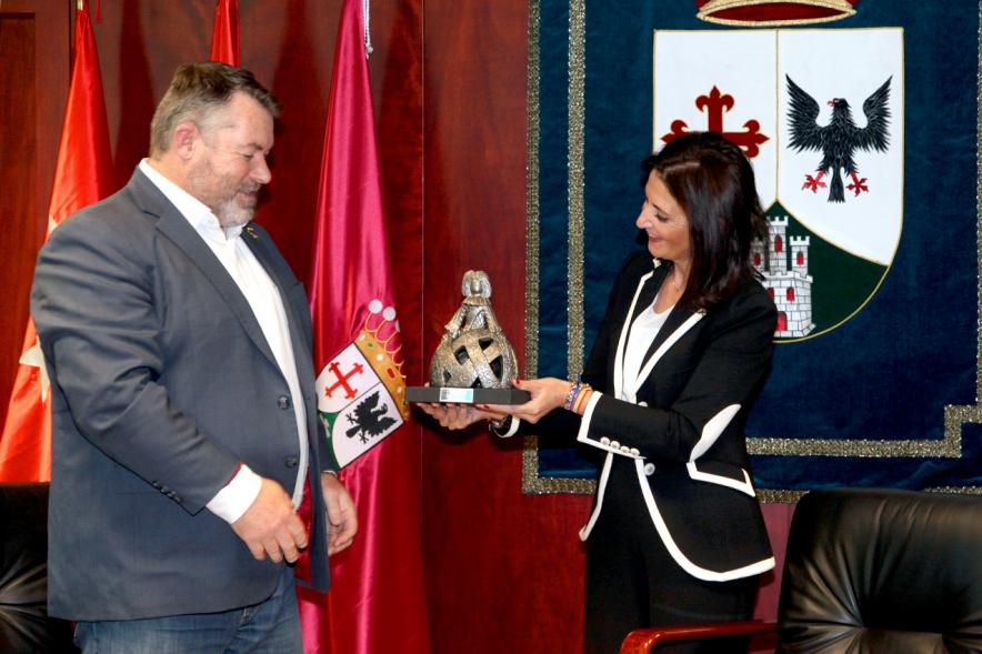 Recepción Selección Nacional de Rugby de Canadá - Imagen entrega del trofeo de la Menina a la selección de Rugby de Canadá.
