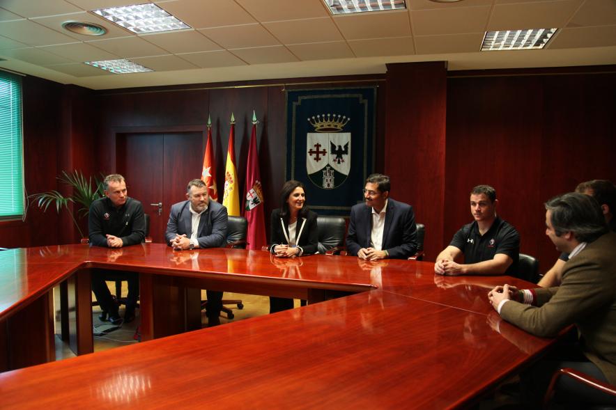 Recepción Selección Nacional de Rugby de Canadá - Imagen de la selección de Rugby de Canadá y autoridades en el salón del ayuntamiento.