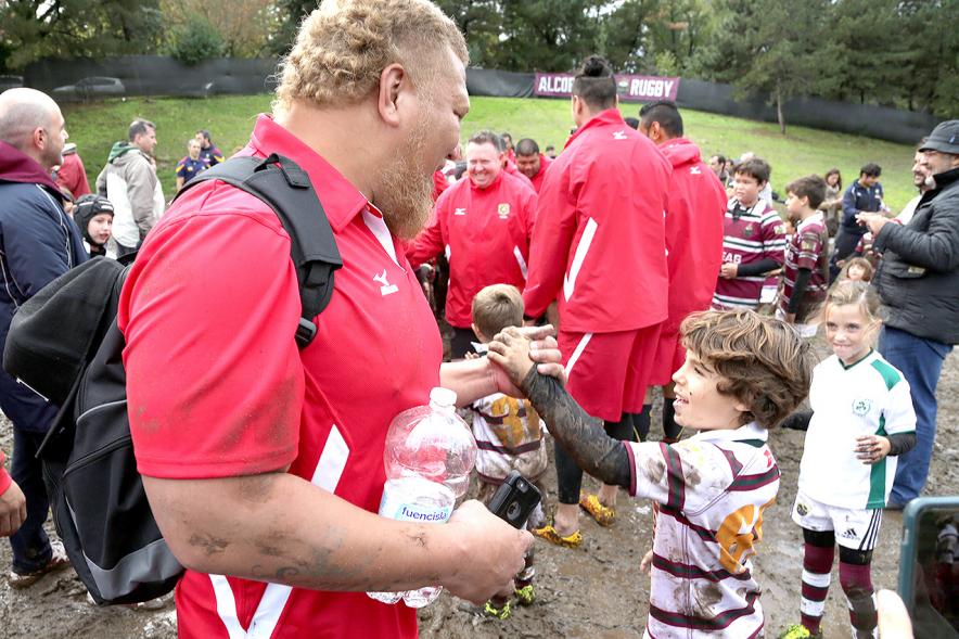 Encuentro de la Selección de Rugby de Tonga con las Escuelas de Rugby - 1262Imagen miembros de la selección de Tonga con niños de las escuelas de rugby.80